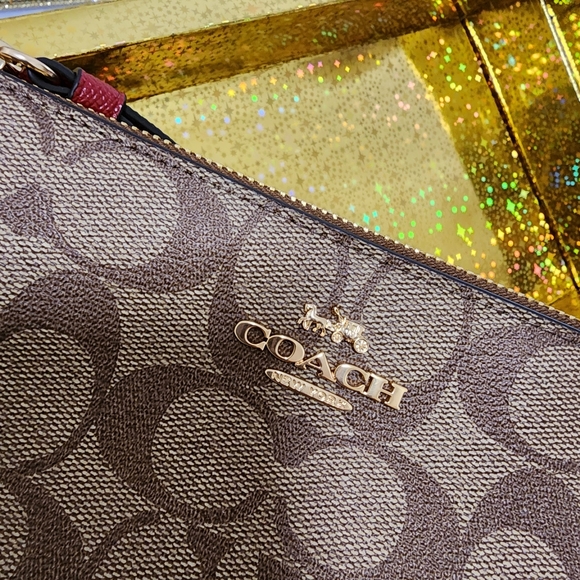 NWT Coach Signature Large Leather wristlet with charms - Picture 9 of 9